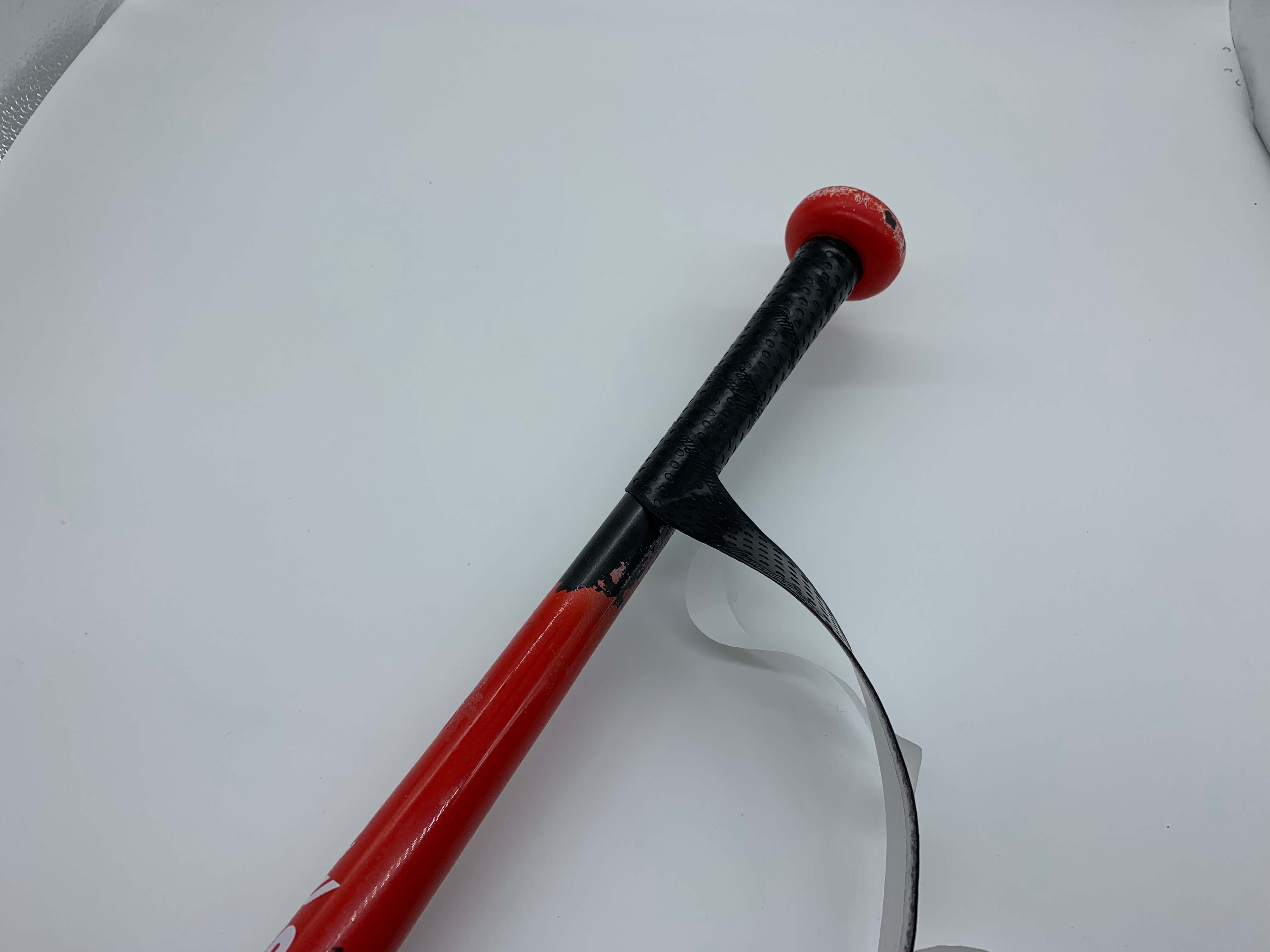 グリップテープを巻いている途中のバットグリップ